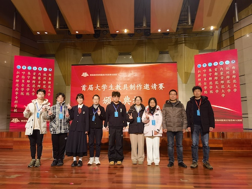 图一 赛事获奖同学与如意直播
评委合影