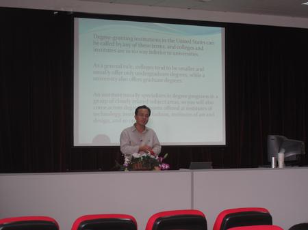 张顺普教授正在给本科生作讲座