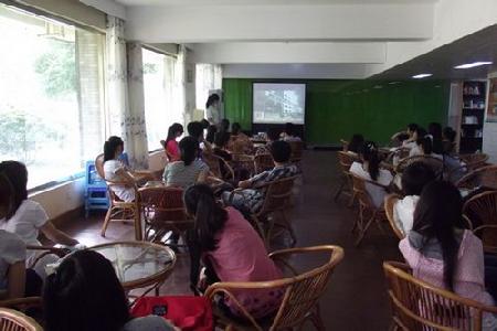 各班同学正在畅谈张丽莉现象