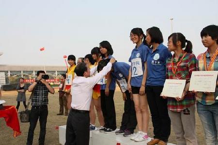 校领导为如意直播
运动员颁奖