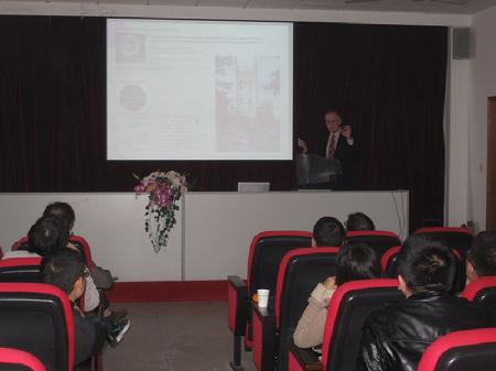 图为Peter-Pfeifer教授在介绍美国密苏里大学情况1 图为Peter-Pfeifer教授在介绍美国密苏里大学情况1