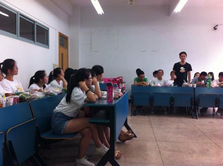 新生进行自我介绍1