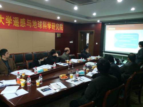 专家组听取成果汇报