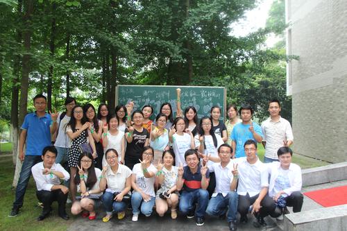 毕业研究生们合影留念