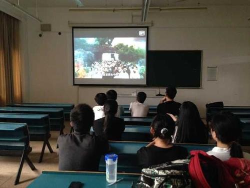 认真观看专题片