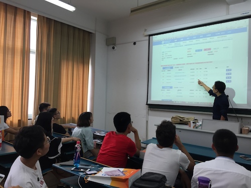 新生认真听学长讲解选课知识