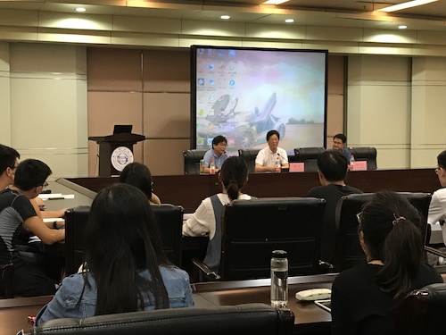 新生们认真听取嘉宾的报告