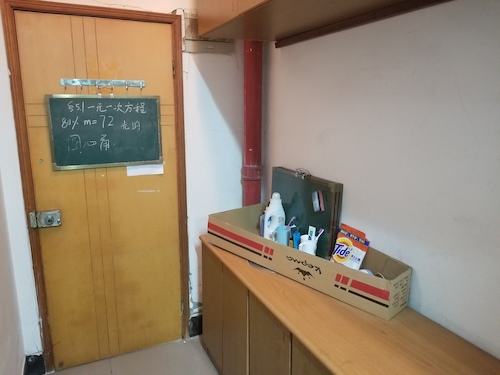 整洁的寝室一角