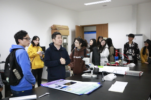 参观物理实验室