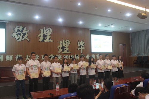 应金飞老师与校友联络员合照