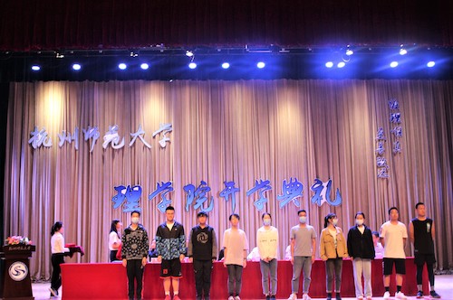 为新生副班颁发聘书