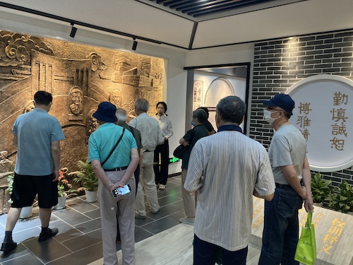 退休教师参观校史馆