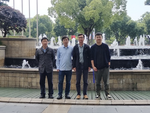 与宁波大学物理科学与技术学院青年骨干教师合影